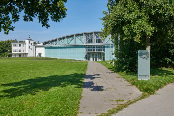 Frontale Ansicht Hangar 21