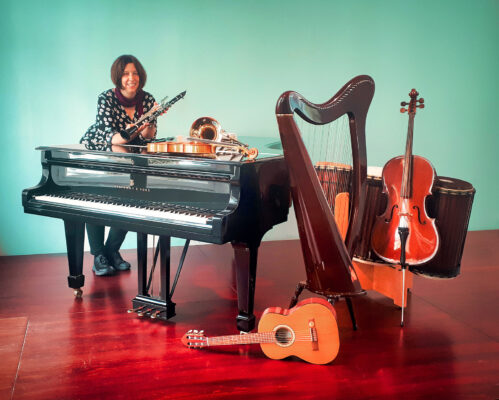 Frau mit mehreren Musikinstrumenten