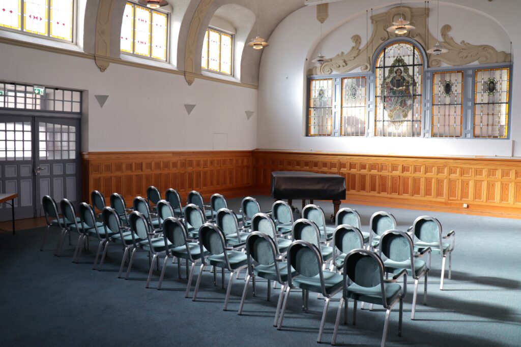 Aula mit drei Stuhlreihen