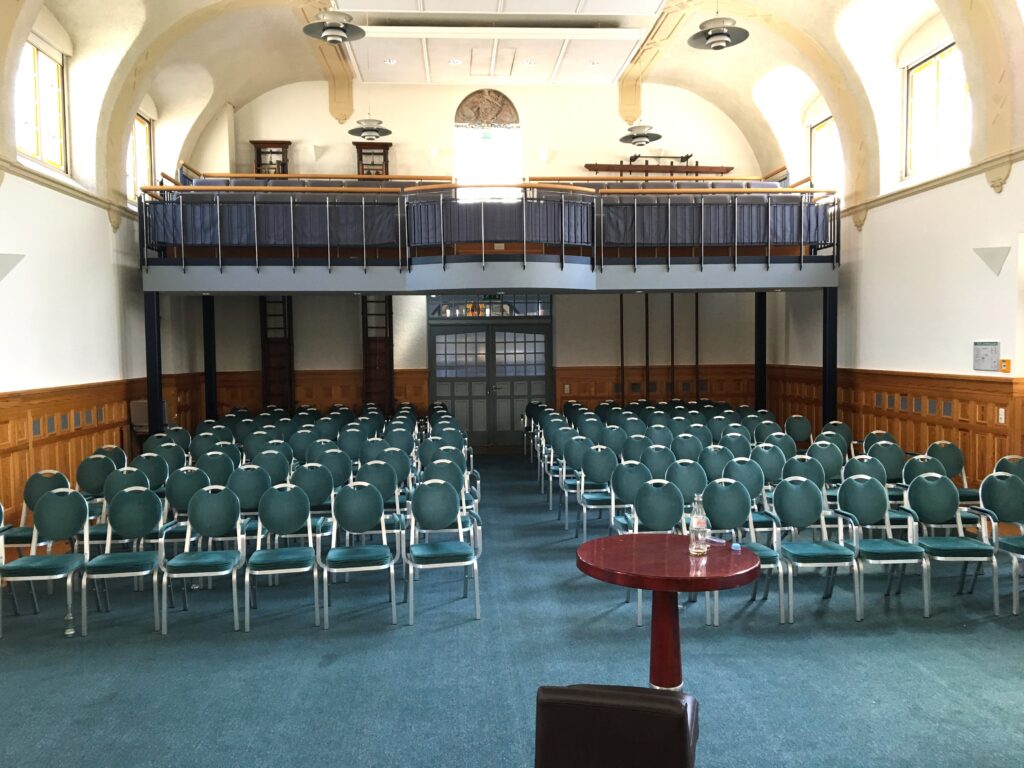 Aula mit einer vollständigen Reihenbestuhlung ohne Bühne