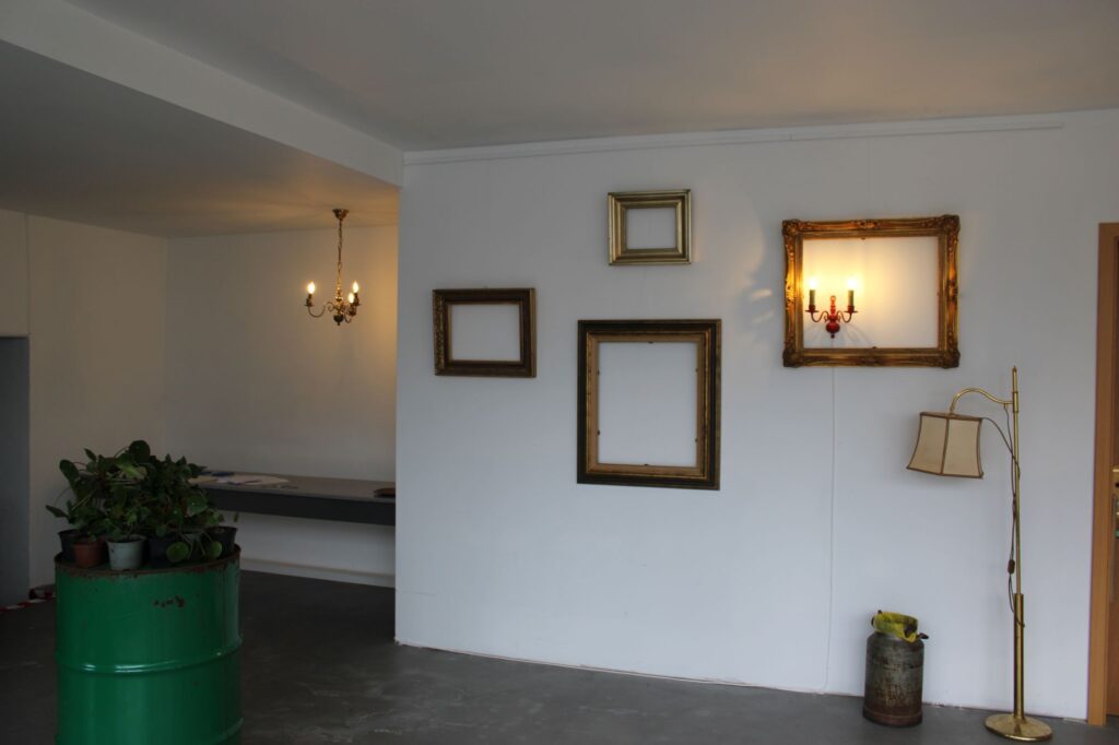 Ausstellungsraum an der Wand mit verschiedenen Bilderrahmen